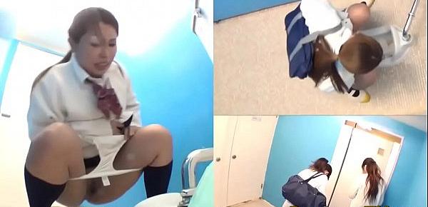  Asian teen piss in toilet